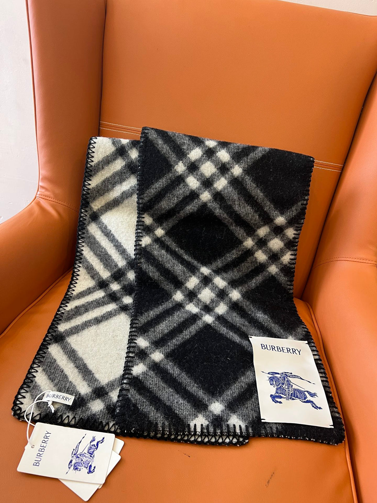 Burberry Scarf - 952126600 - Photo 1