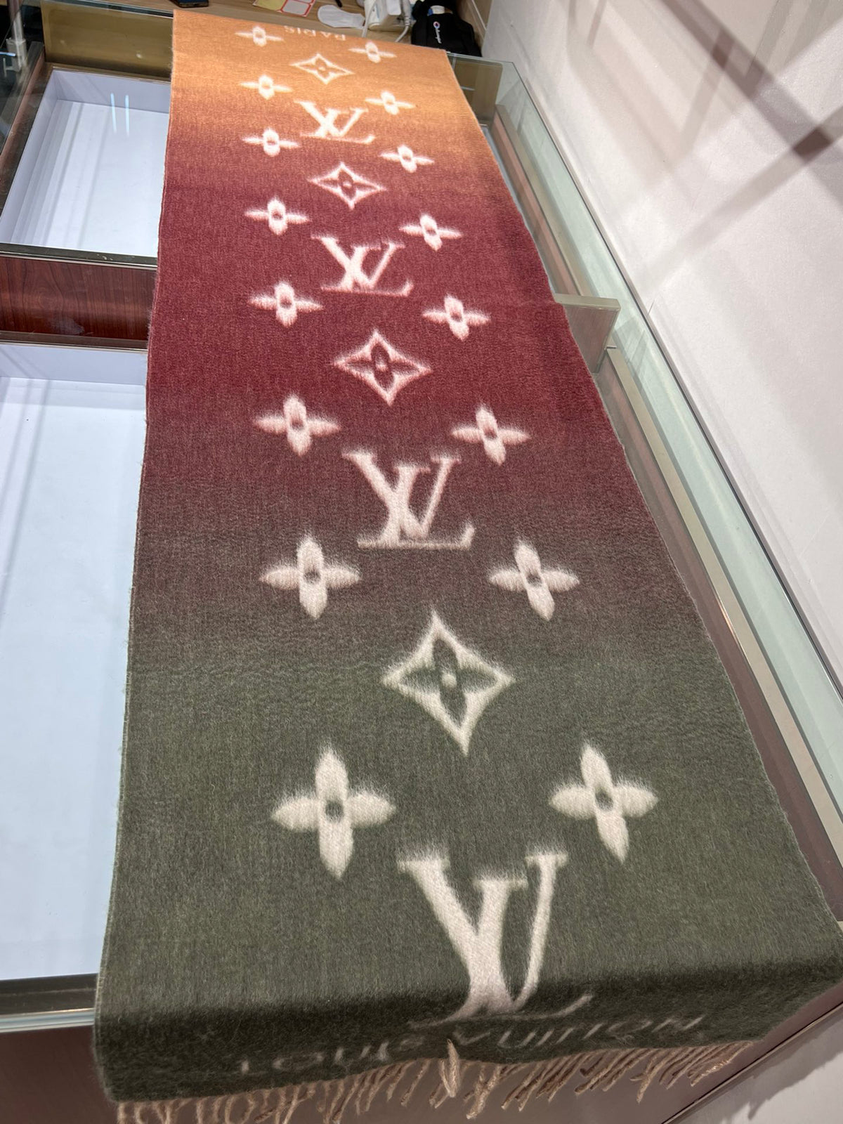Louis Vuitton Gradient Scarf - 951662954 - Photo 2