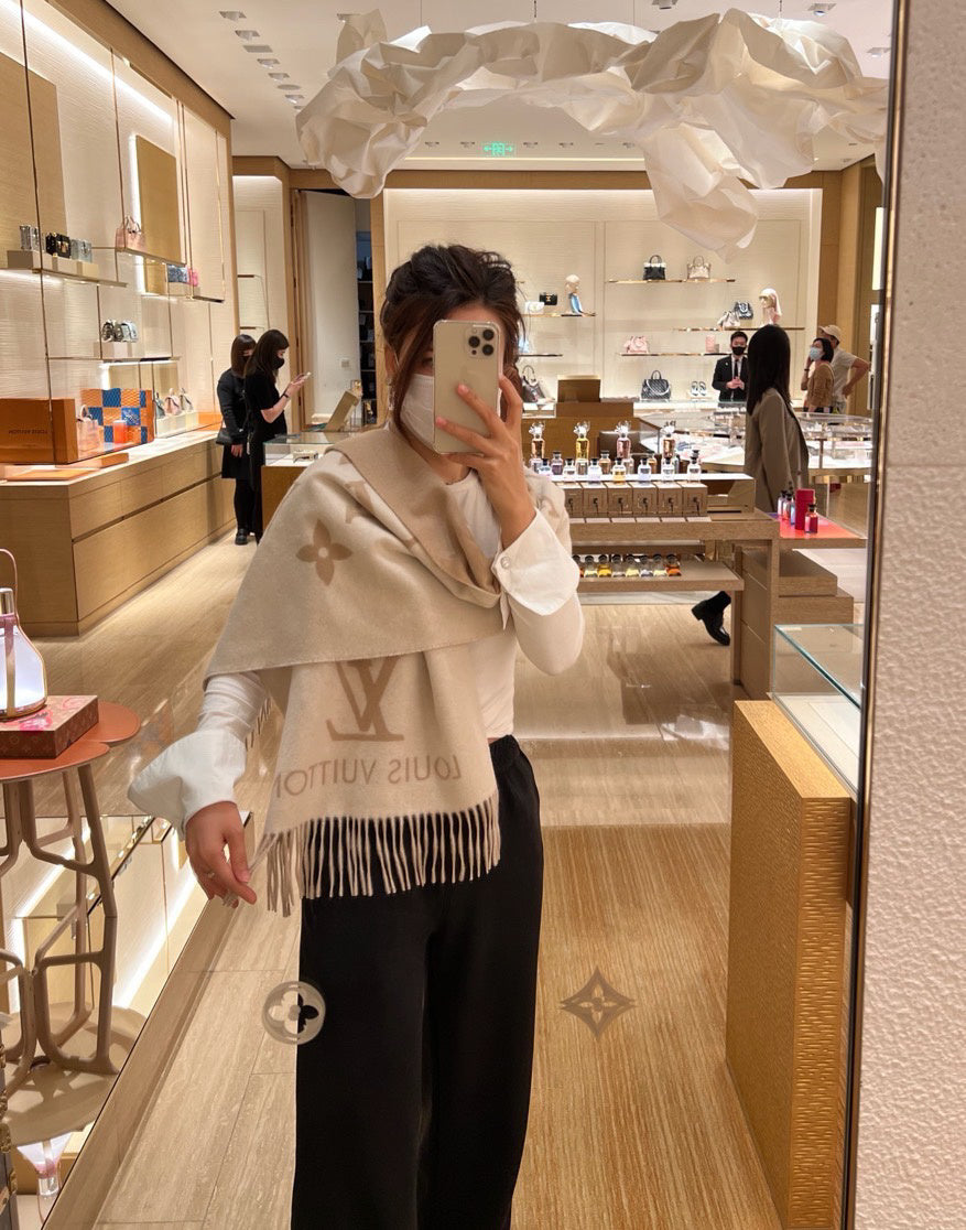 Louis Vuitton Scarf - 982341945 - Photo 2