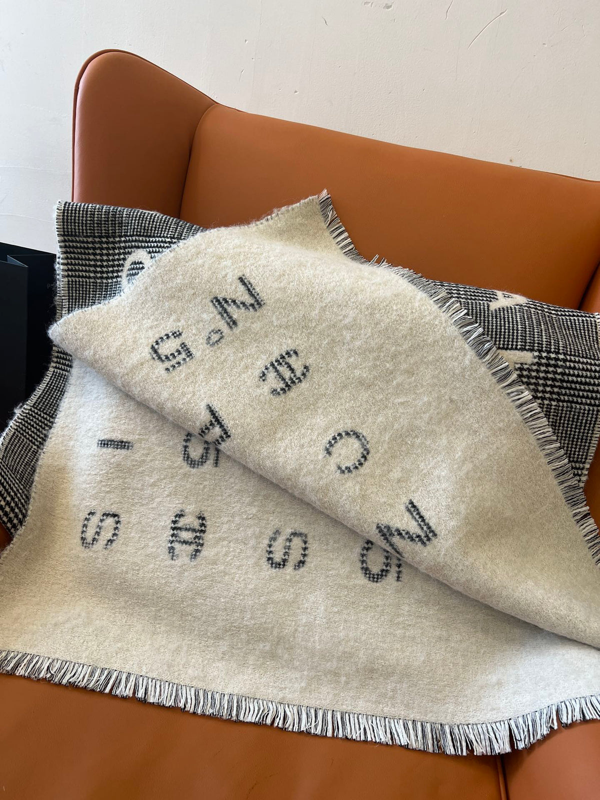 Chanel Logo Detail Scarf - 979032964 - Photo 4
