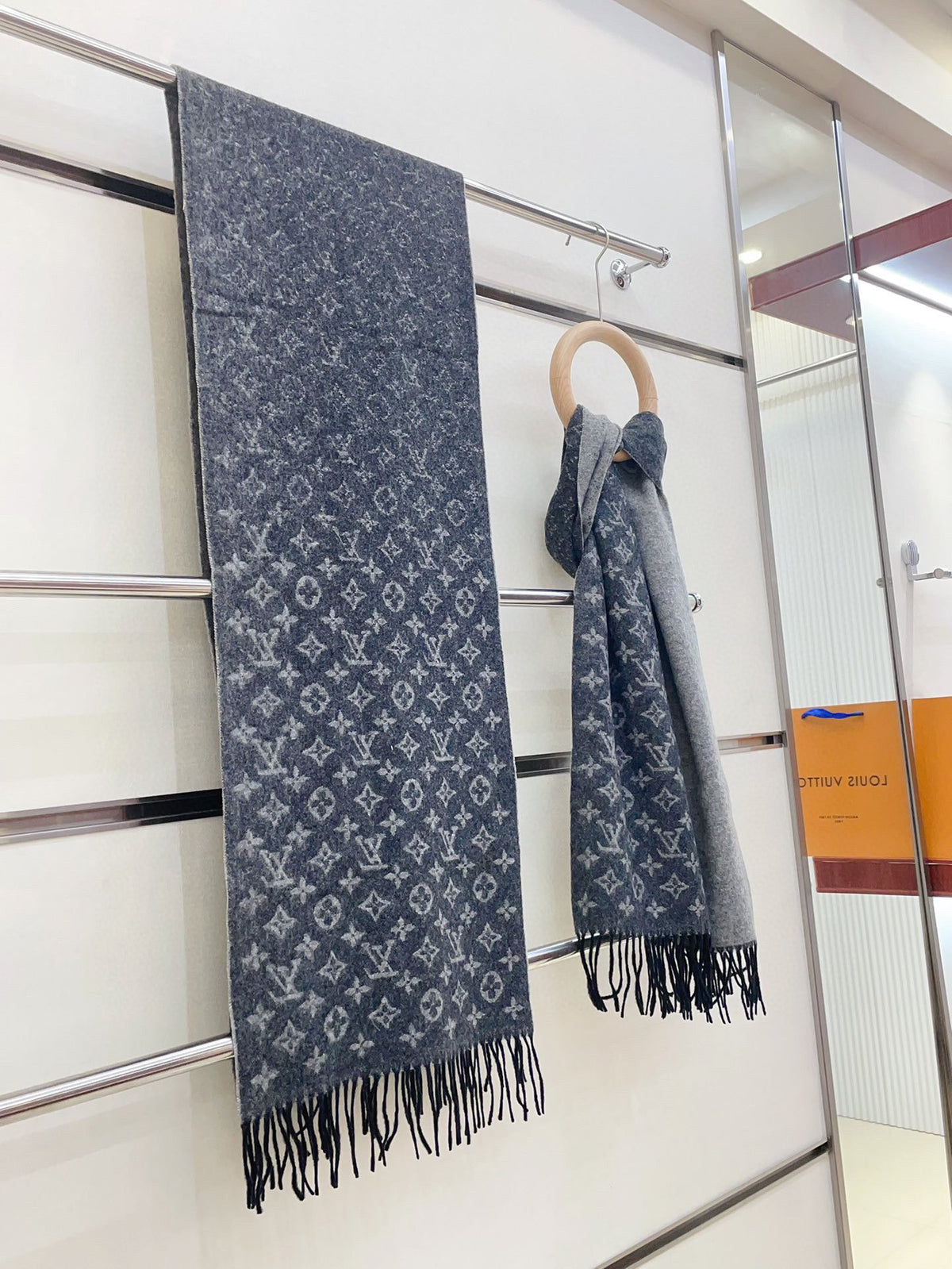 Louis Vuitton Jacquard Gradient Scarf - 968684068 - Photo 4