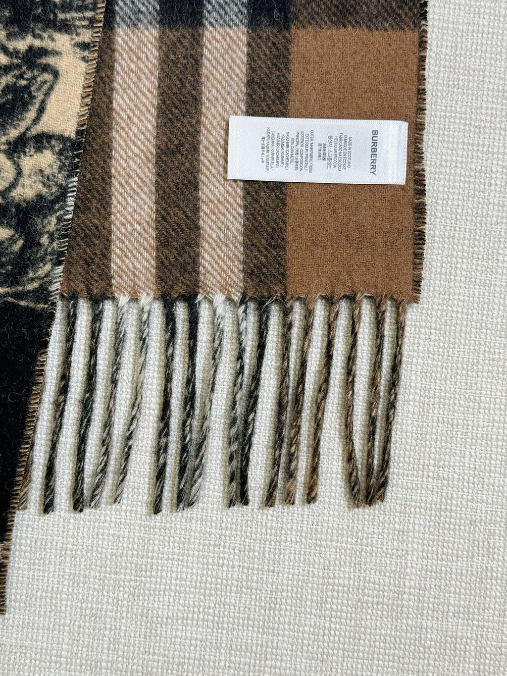 Burberry Check Pattern Jacquard Scarf - 973645787 - Photo 5