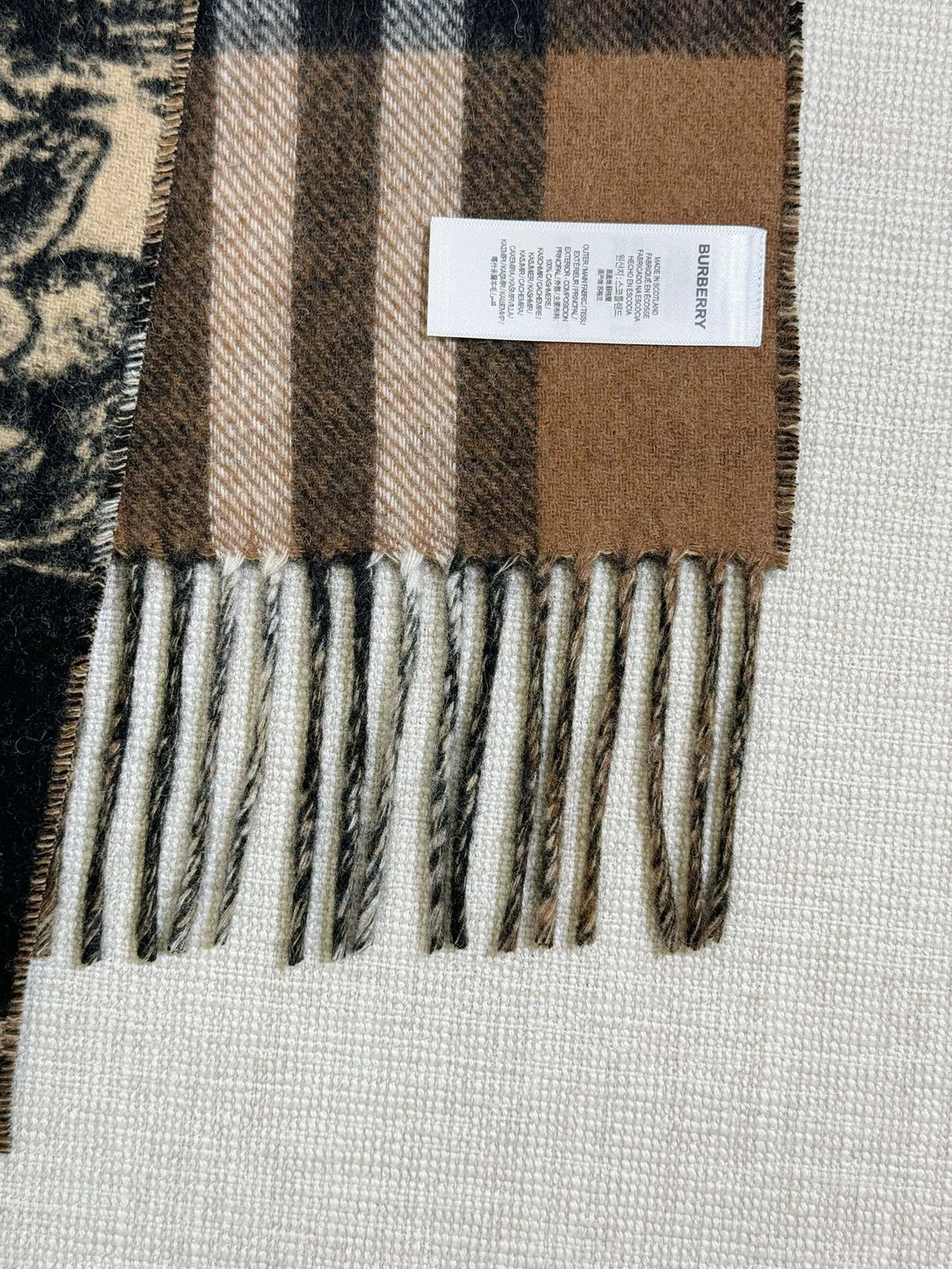 Burberry Check Pattern Jacquard Scarf - 973645787 - Photo 5
