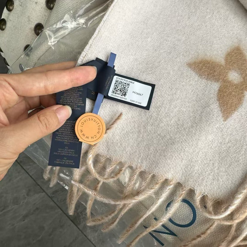 Louis Vuitton Scarf - 945246521 - Photo 7