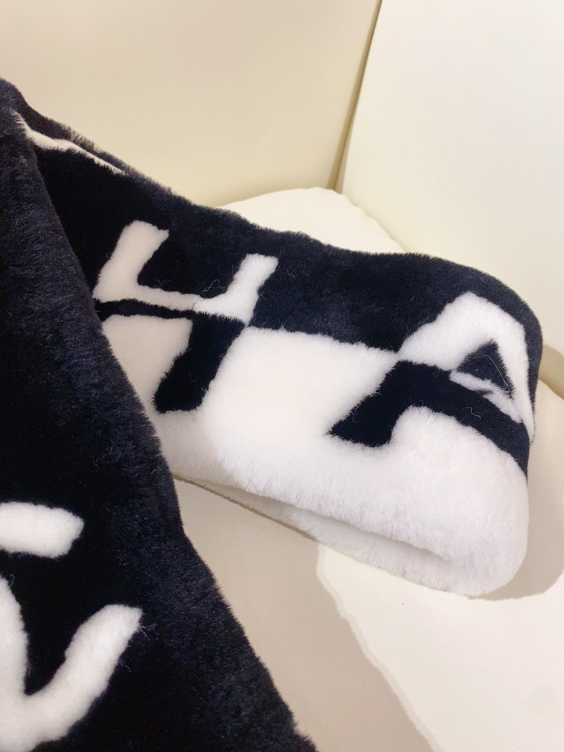 Chanel Gradient Colorblock Earmuffs - 962272388 - Photo 8