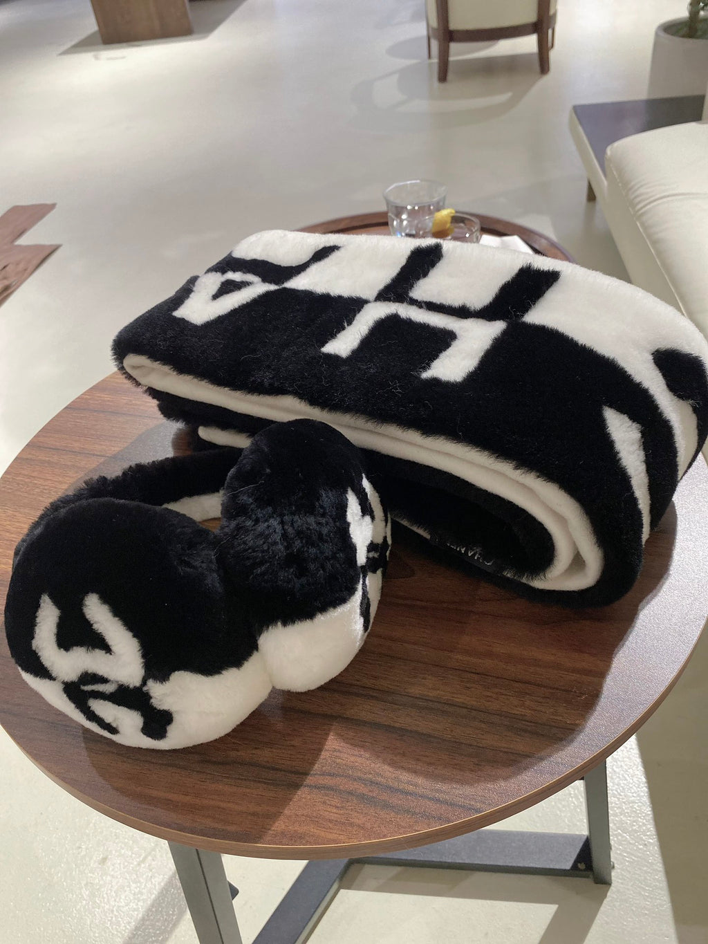 Chanel Colorblock Logo Detail Earmuffs - 1005772244 - Photo 9